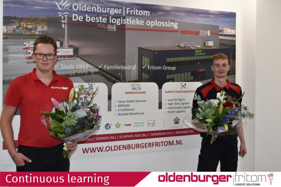 Employees of Oldenburger|Fritom, Sven Bakker and Benjamin Scholtens, receive their diplomas.